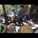 Bananenscheiben werden frittiert